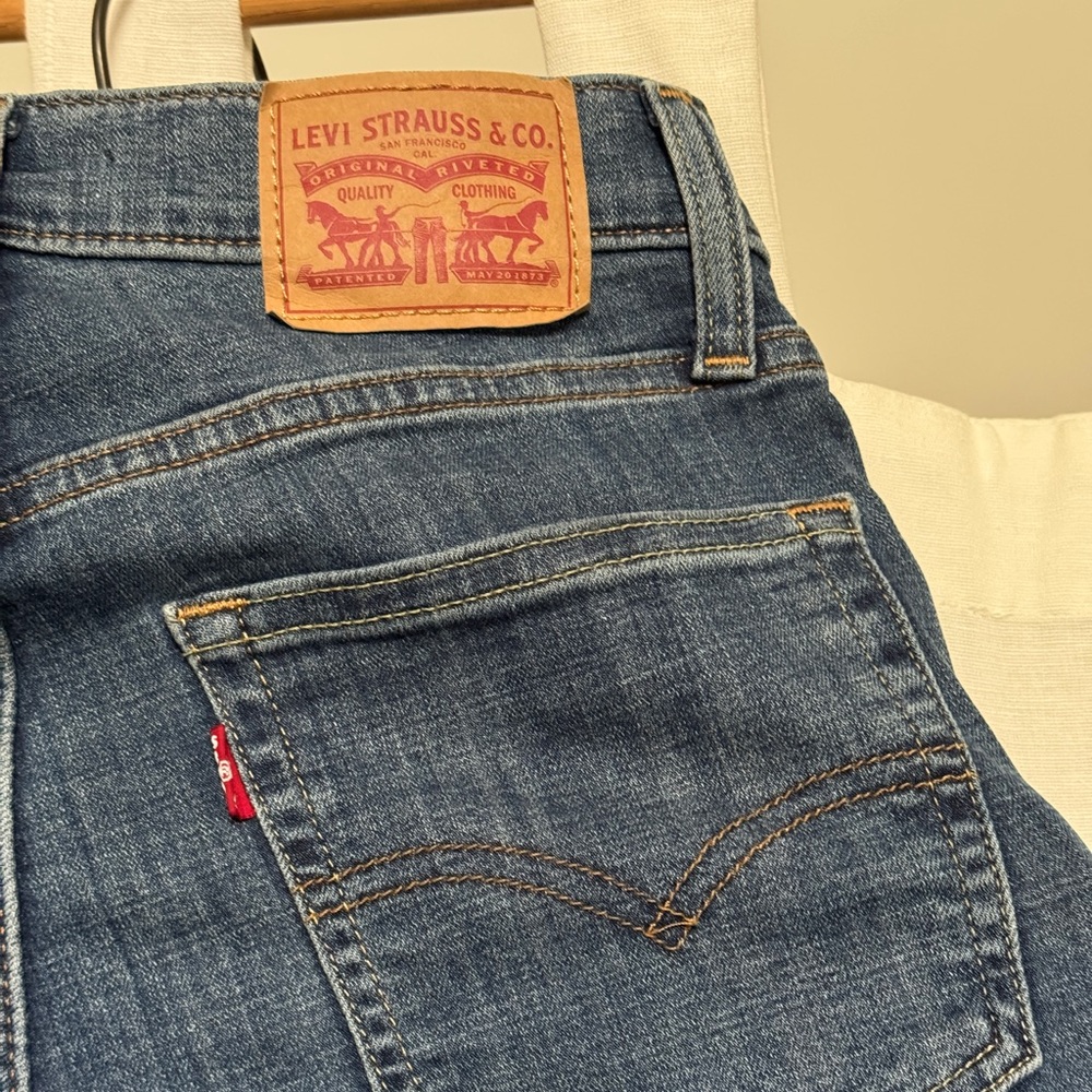 Levi's Women's Blue Straight Leg Jeans size 2